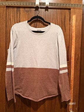 Duluth Trading Co Two-Tone Crewneck in Light Gray and Brown